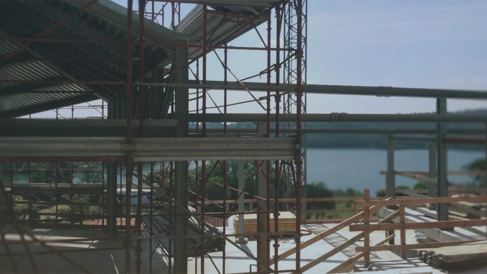 Cantiere di una villa: ponteggi e solai in costruzione con il lago sullo sfondo