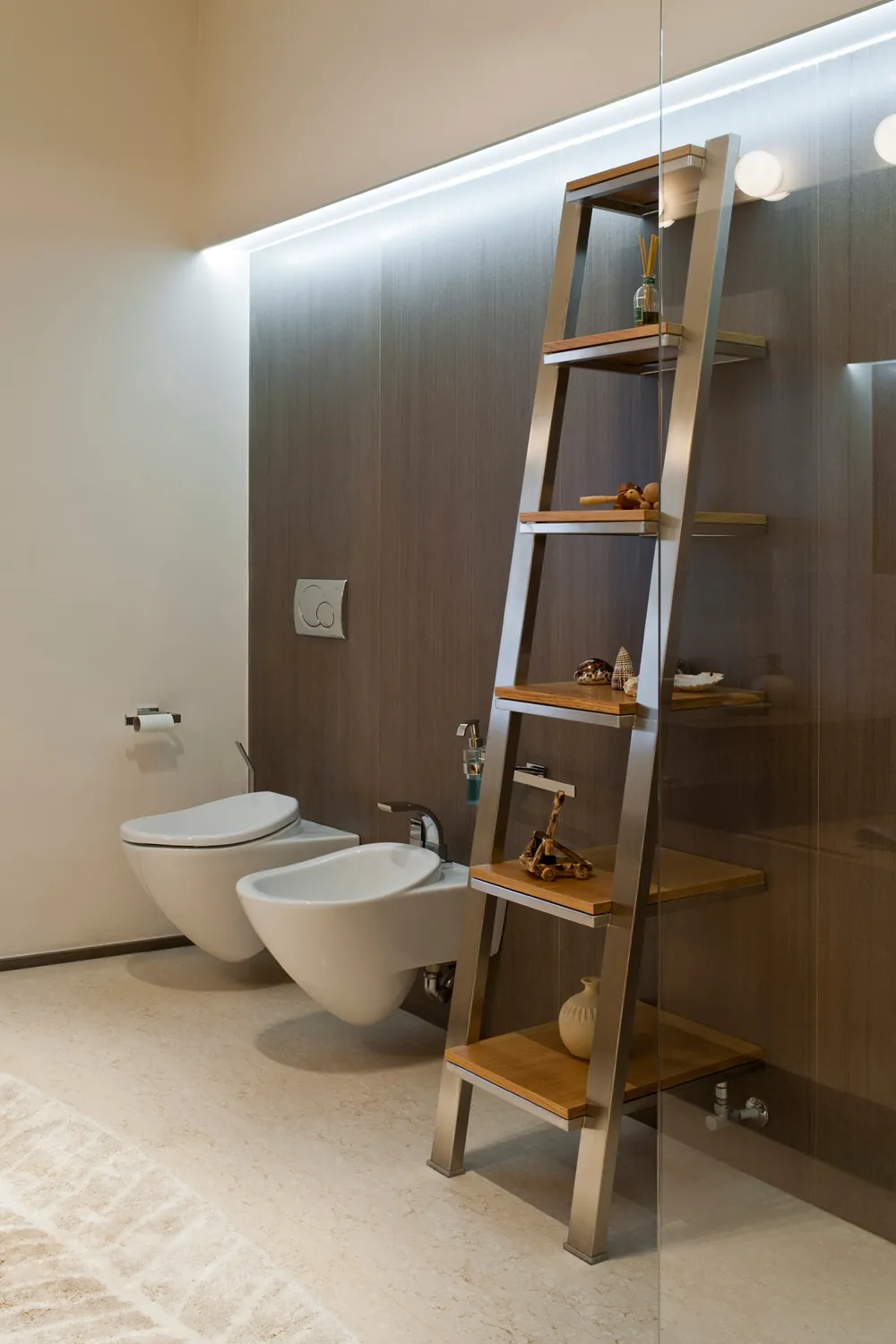 Bagno con parete in legno scuro e scaletta porta asciugamani