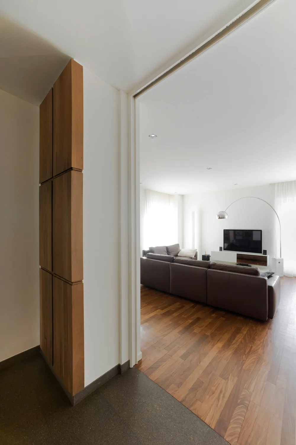 Porta in legno aperta sul soggiorno