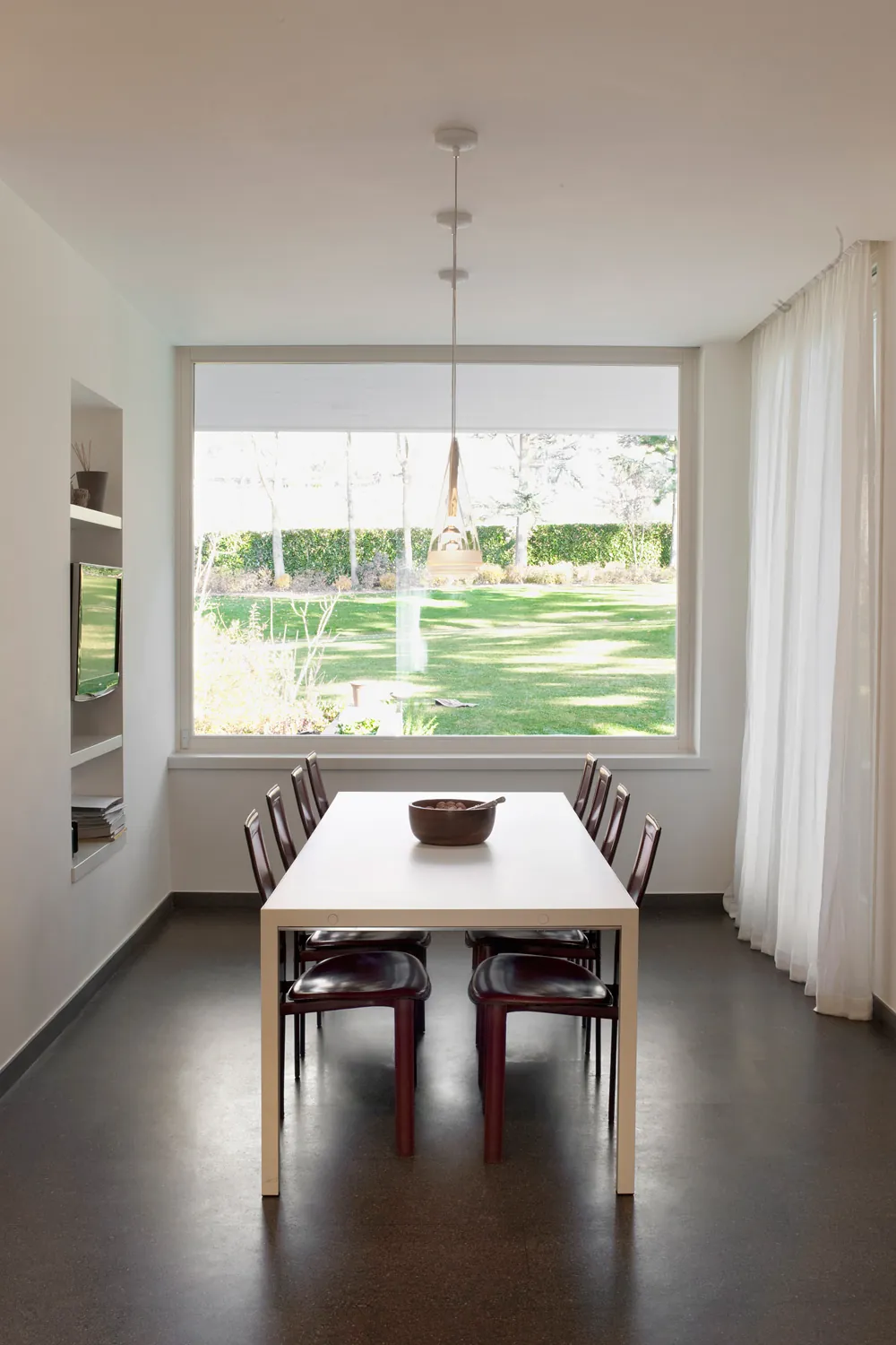 Sala da pranzo davanti alla grande finestra sul giardino