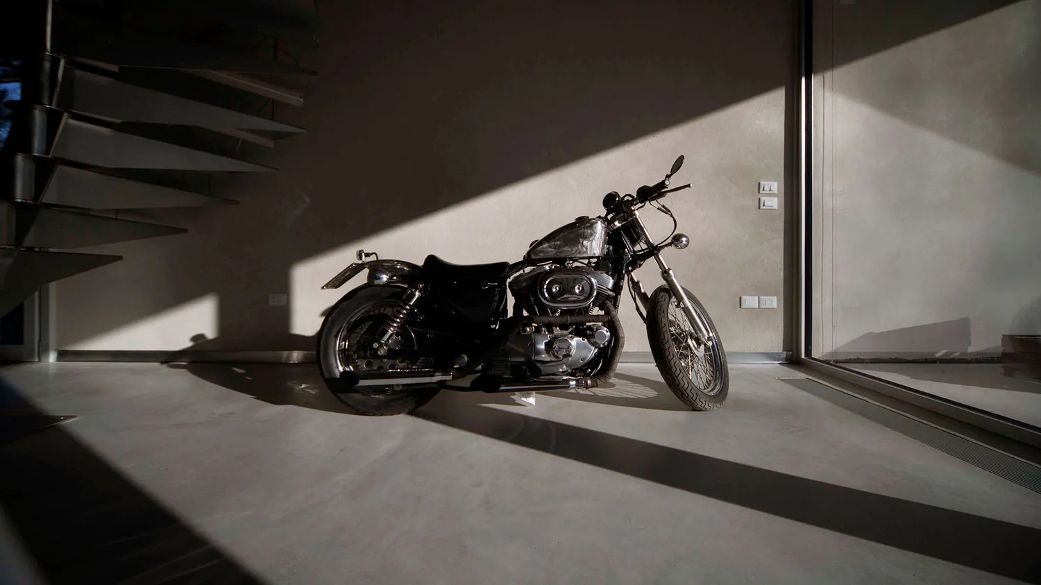 Una motocicletta nella luce radente del piano terra
