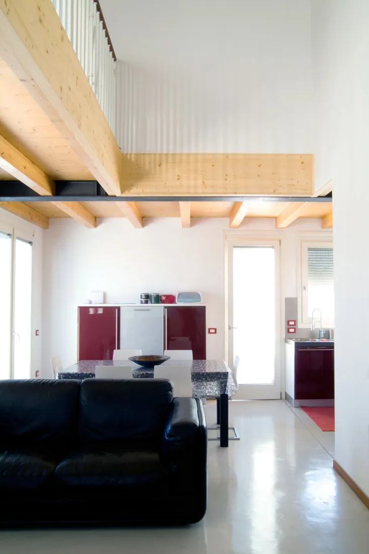 Soggiorno con soppalco e solaio in legno
